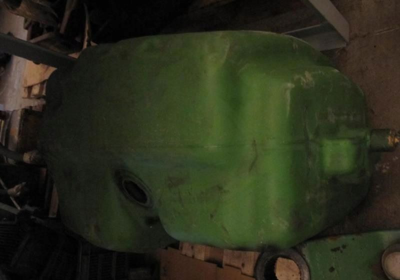 JOHN DEERE 2140 BAK ZBIORNIK PALIWA TANK - 燃料箱 适用于 农业机械:图1 JOHN DEERE 2140 BAK ZBIORNIK PALIWA TANK - 燃料箱 适用于 农业机械:图1