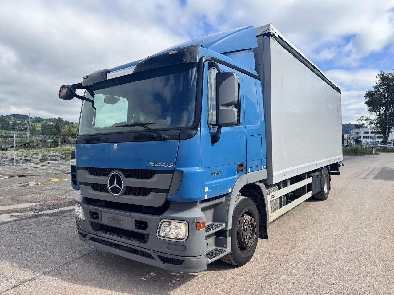MERCEDES-BENZ Actros 1836 4x2 Blache-Hebebühne - 侧帘卡车:图1 MERCEDES-BENZ Actros 1836 4x2 Blache-Hebebühne - 侧帘卡车:图1