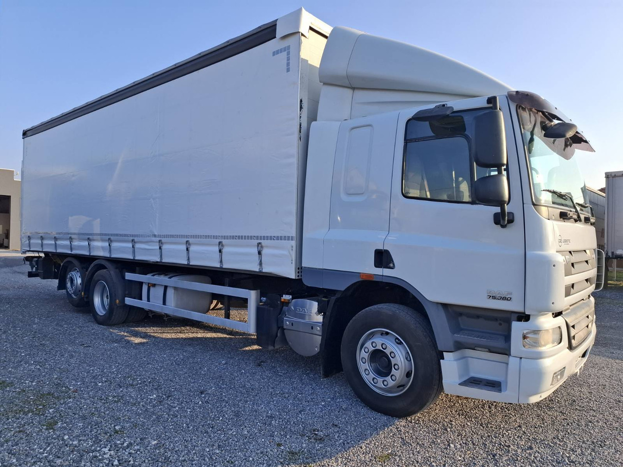 DAF CF 75.360 8,5m - 侧帘卡车:图2 DAF CF 75.360 8,5m - 侧帘卡车:图2
