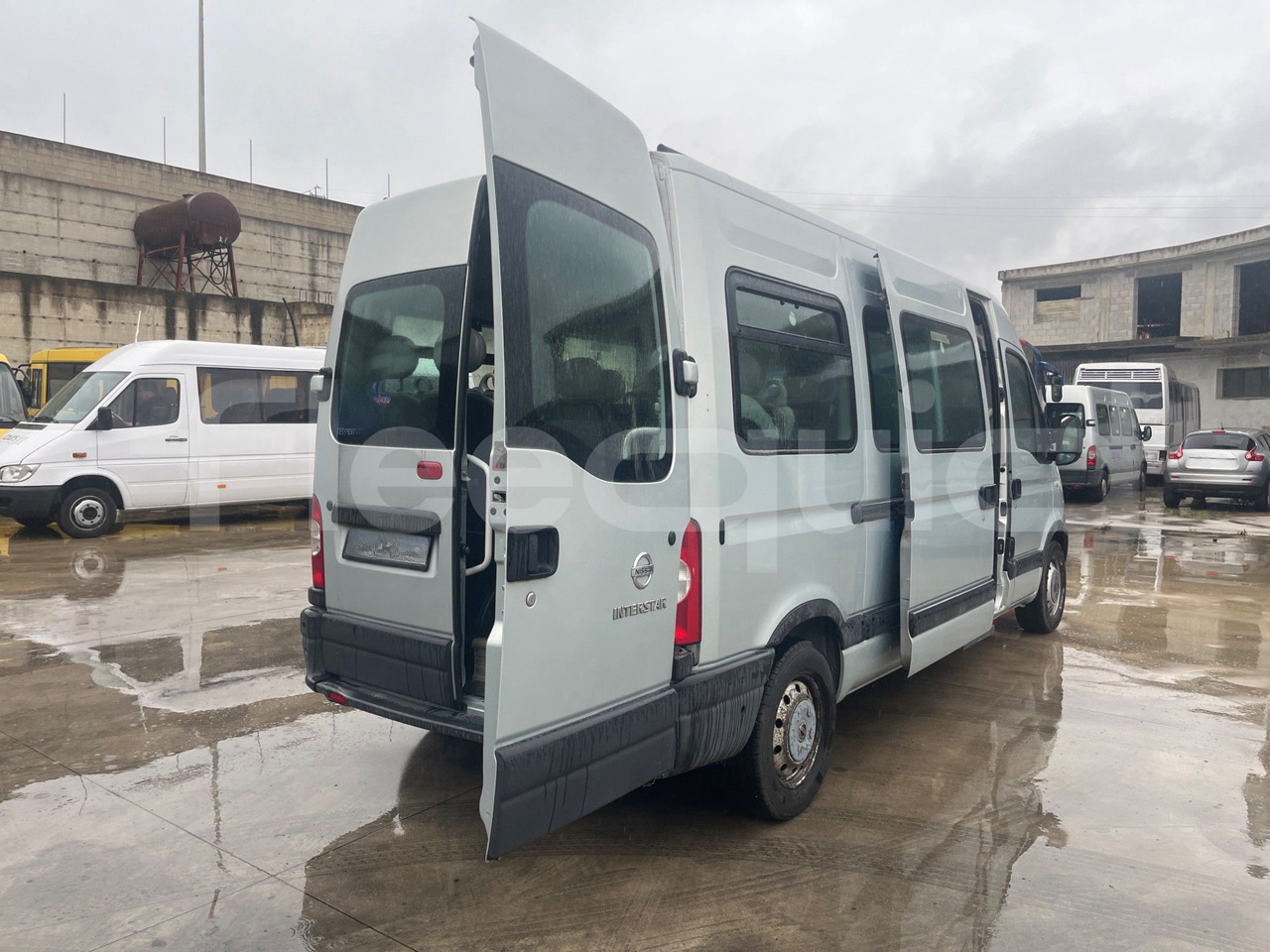 小型巴士, 小型客车 Nissan Interstar：图8
