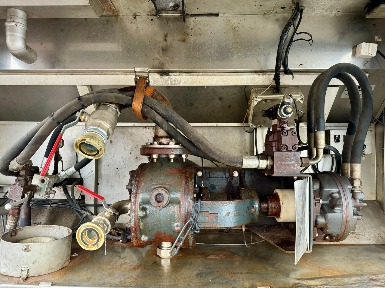 MAN TGS 35.480 8X4-2 TRIDEM Wasser-Tank - 罐车:图4 MAN TGS 35.480 8X4-2 TRIDEM Wasser-Tank - 罐车:图4