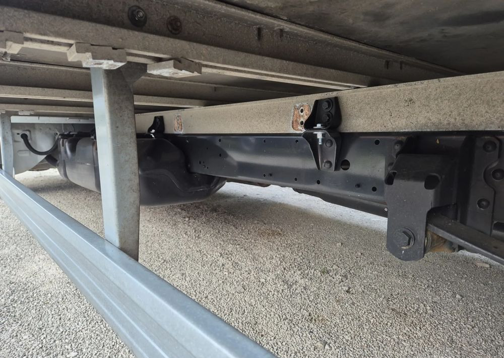 Iveco 35s14 140KM - 侧帘货车:图5 Iveco 35s14 140KM - 侧帘货车:图5