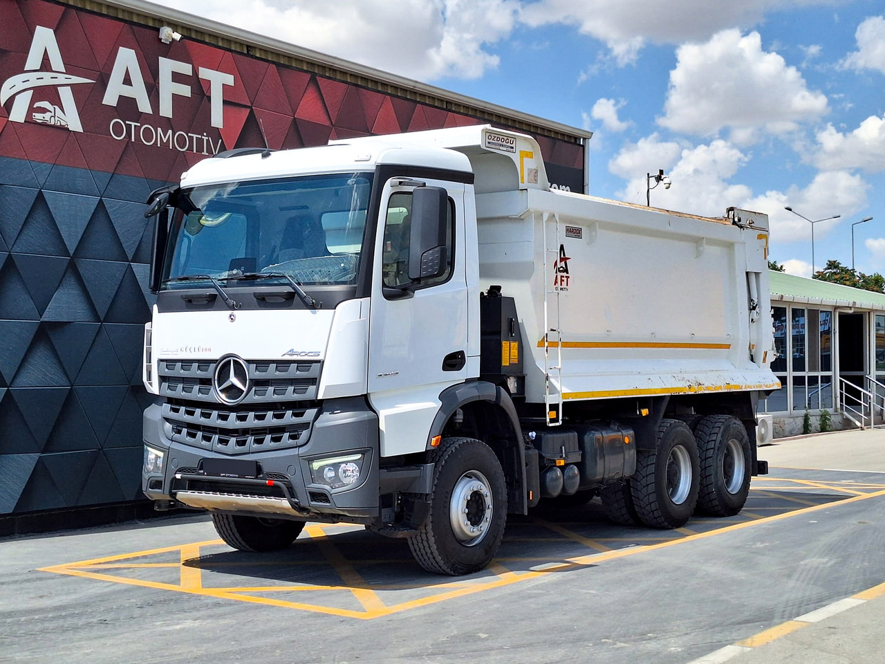 MERCEDES-BENZ AROCS 3345 - 翻斗车:图1 MERCEDES-BENZ AROCS 3345 - 翻斗车:图1