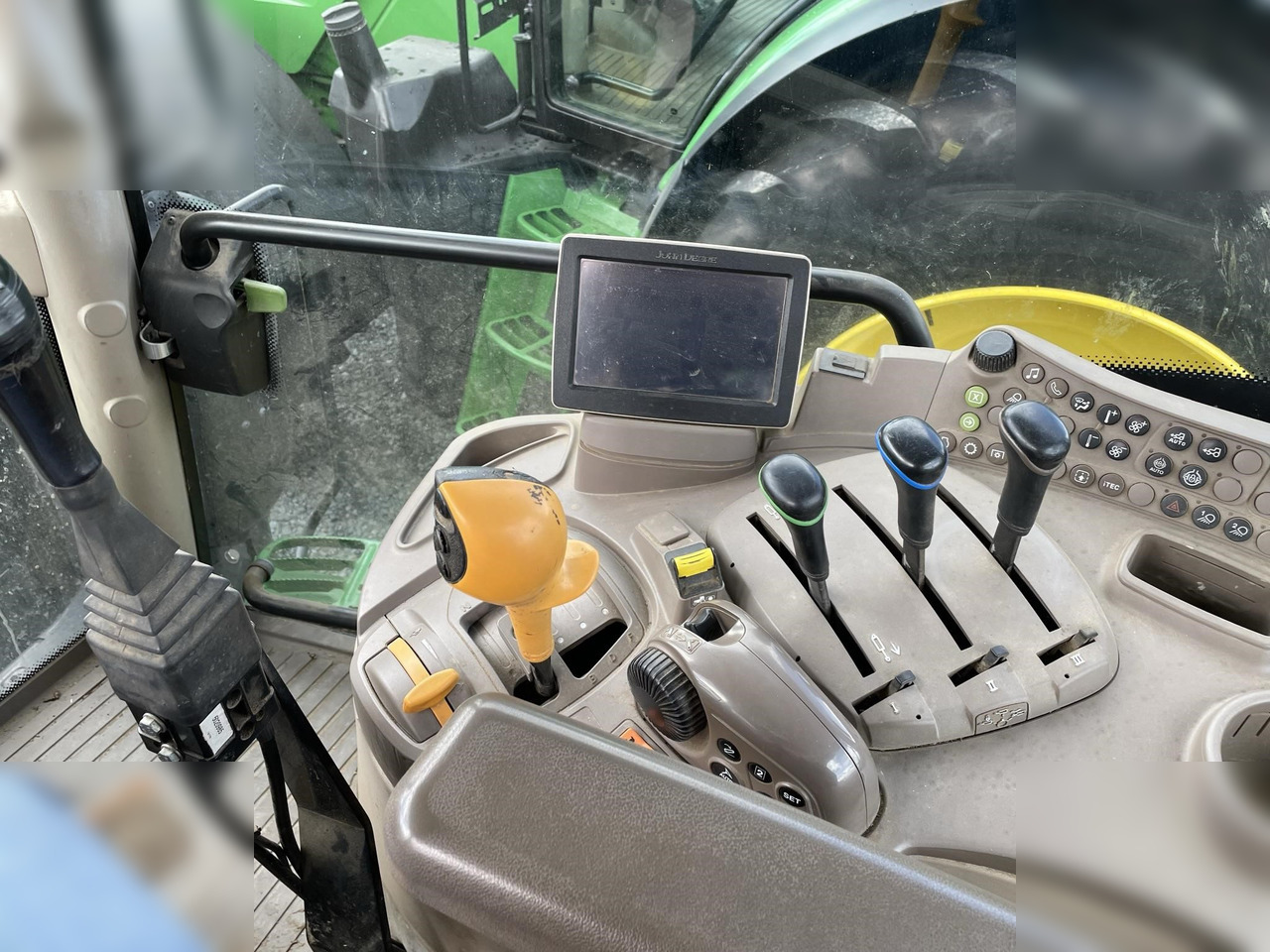 2016 JOHN DEERE 6110R - 拖拉机:图4 2016 JOHN DEERE 6110R - 拖拉机:图4