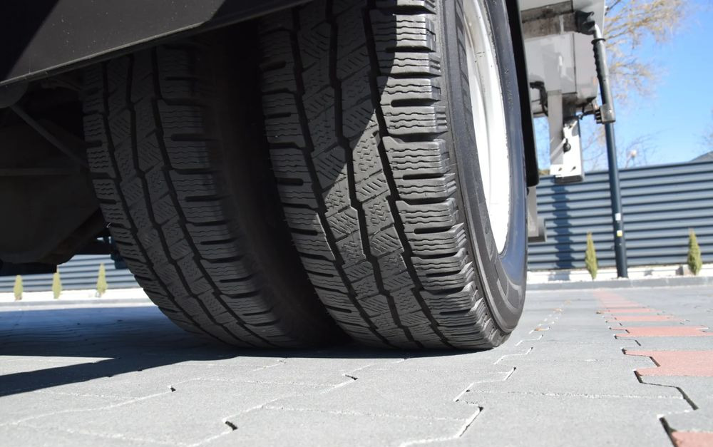 冷藏车 Iveco DAILY 70C18 / 3.0 - 180 KM / AUTOMAT HI-MATIC / 3 OSOBY / CHŁODNIA - MROŹNIA 4,55 M / AGREGAD FRIGOBLOCK / WINDA SORENSEN / KLIMA / TEMPOMAT / KAMERA COFANIA / REGULOWANE ZAWIESZENIE / SERWISOWA:图15 冷藏车 Iveco DAILY 70C18 / 3.0 - 180 KM / AUTOMAT HI-MATIC / 3 OSOBY / CHŁODNIA - MROŹNIA 4,55 M / AGREGAD FRIGOBLOCK / WINDA SORENSEN / KLIMA / TEMPOMAT / KAMERA COFANIA / REGULOWANE ZAWIESZENIE / SERWISOWA:图15