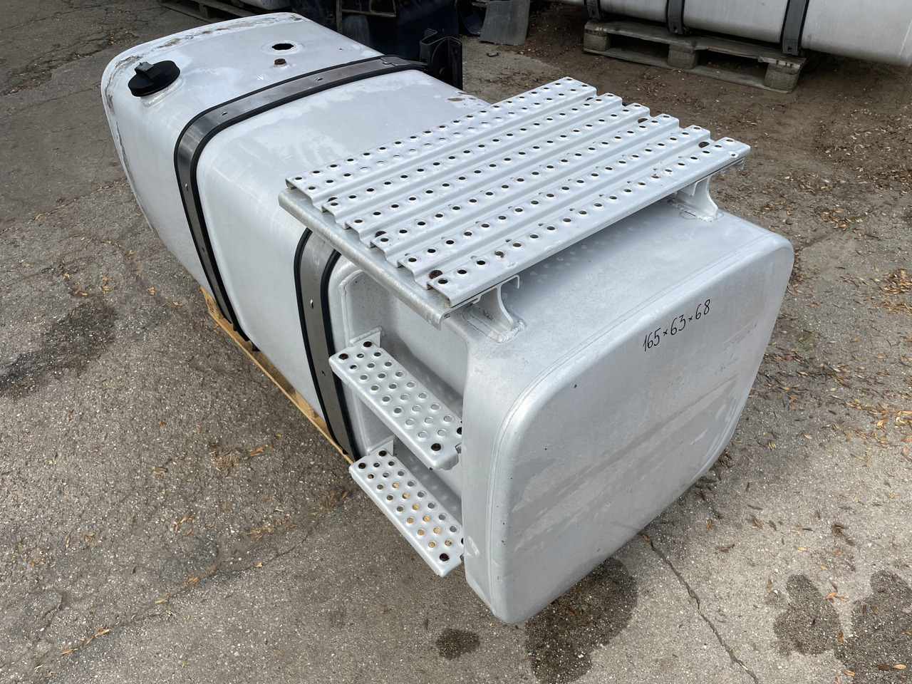 ZBIORNIK PALIWA MAN TGX TGS TGA 590 L 81122015663 - 燃料箱 适用于 卡车:图3 ZBIORNIK PALIWA MAN TGX TGS TGA 590 L 81122015663 - 燃料箱 适用于 卡车:图3