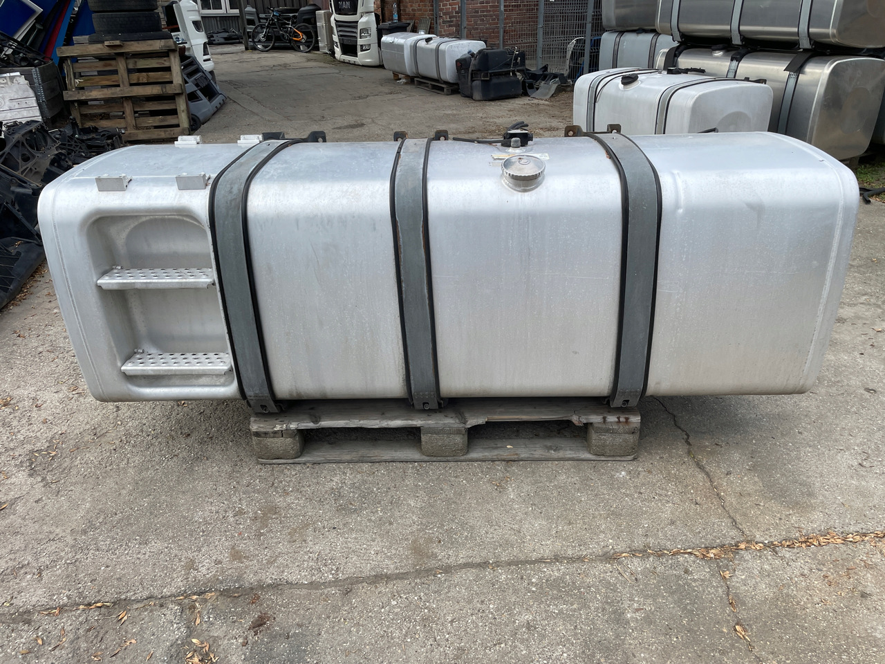 ZBIORNIK PALIWA MAN TGX TGS TGX3 TG3 910 L 81122016846 - 燃料箱 适用于 卡车:图1 ZBIORNIK PALIWA MAN TGX TGS TGX3 TG3 910 L 81122016846 - 燃料箱 适用于 卡车:图1