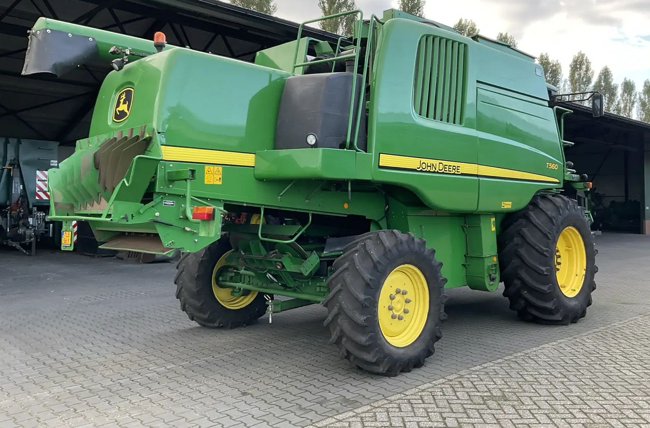 John Deere T560 - 联合收割机:图2 John Deere T560 - 联合收割机:图2