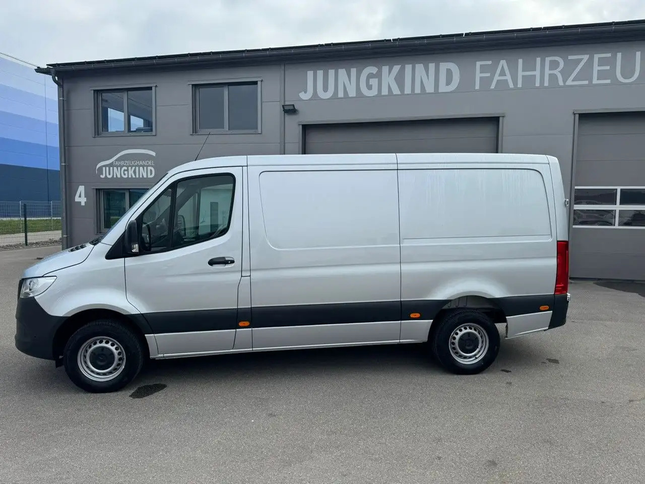Mercedes-Benz Sprinter 317 CDI Flach Lang Silber Klima MBUX - 无侧窗厢式货车:图3 Mercedes-Benz Sprinter 317 CDI Flach Lang Silber Klima MBUX - 无侧窗厢式货车:图3