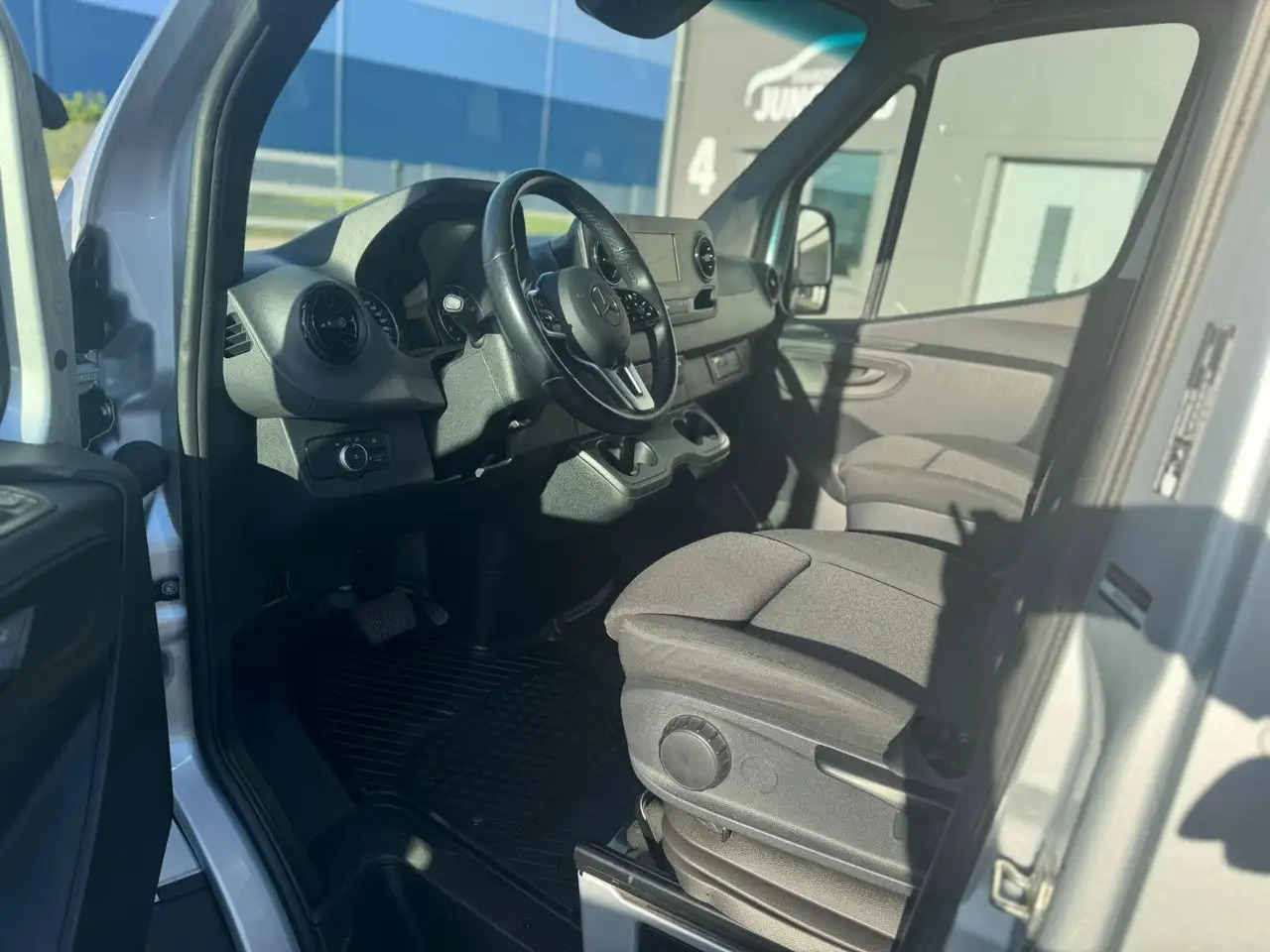 Mercedes-Benz Sprinter 317 CDI Lang Hoch Klima MBUX Silber LED - 无侧窗厢式货车:图4 Mercedes-Benz Sprinter 317 CDI Lang Hoch Klima MBUX Silber LED - 无侧窗厢式货车:图4