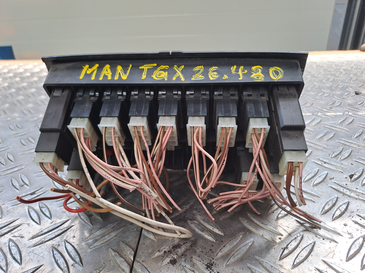 Gebrauchtes MAN TGX 26.480 Steuergerät ECAS Luftfederung , Artikel - Nr. : 81.25525 - 0211 - ECU 适用于 卡车:图5 Gebrauchtes MAN TGX 26.480 Steuergerät ECAS Luftfederung , Artikel - Nr. : 81.25525 - 0211 - ECU 适用于 卡车:图5