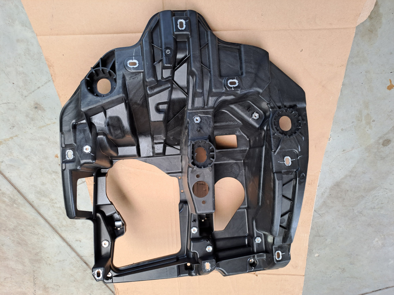 Neuwertiger Träger für Scheinwerfer MAN TG3 rechts, Artikel - Nr. : 81.41614 - 5002 / 5001 - 前照灯 适用于 卡车:图4 Neuwertiger Träger für Scheinwerfer MAN TG3 rechts, Artikel - Nr. : 81.41614 - 5002 / 5001 - 前照灯 适用于 卡车:图4