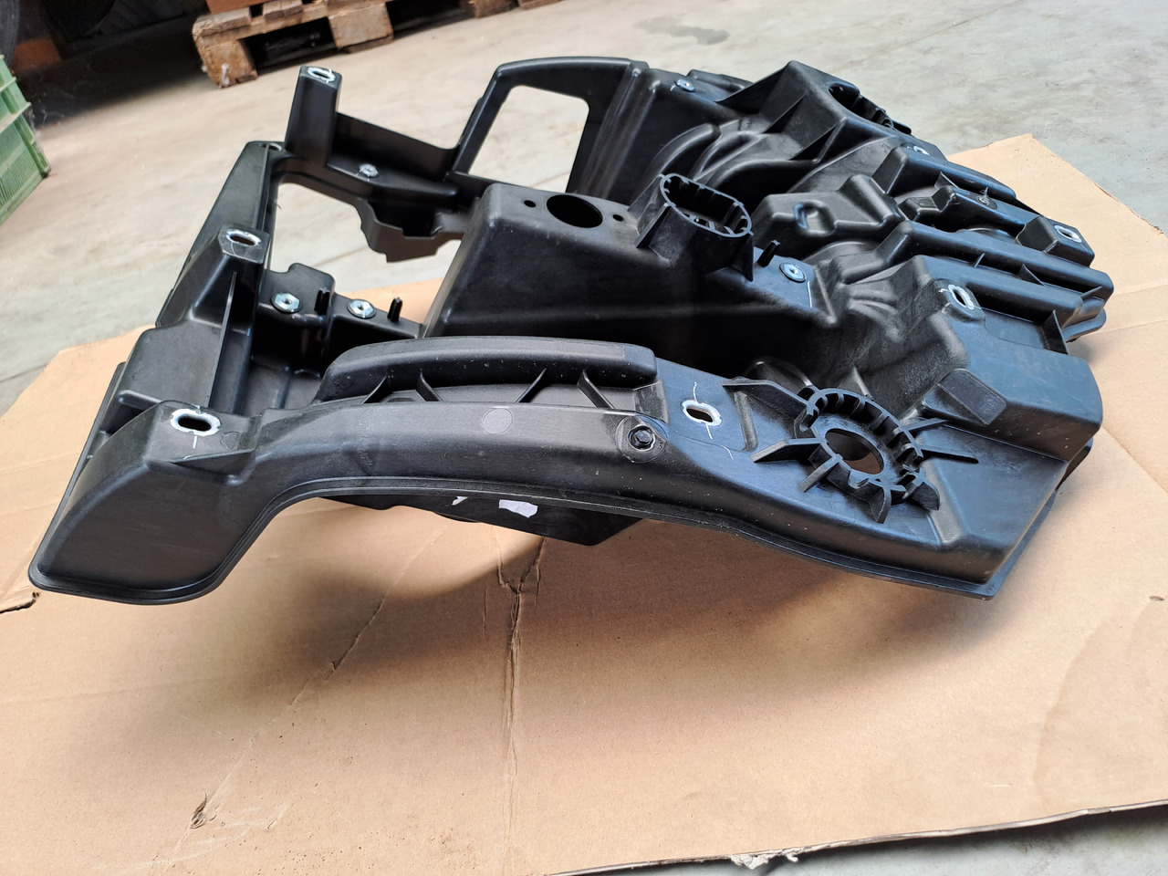 Neuwertiger Träger für Scheinwerfer MAN TG3 rechts, Artikel - Nr. : 81.41614 - 5002 / 5001 - 前照灯 适用于 卡车:图5 Neuwertiger Träger für Scheinwerfer MAN TG3 rechts, Artikel - Nr. : 81.41614 - 5002 / 5001 - 前照灯 适用于 卡车:图5