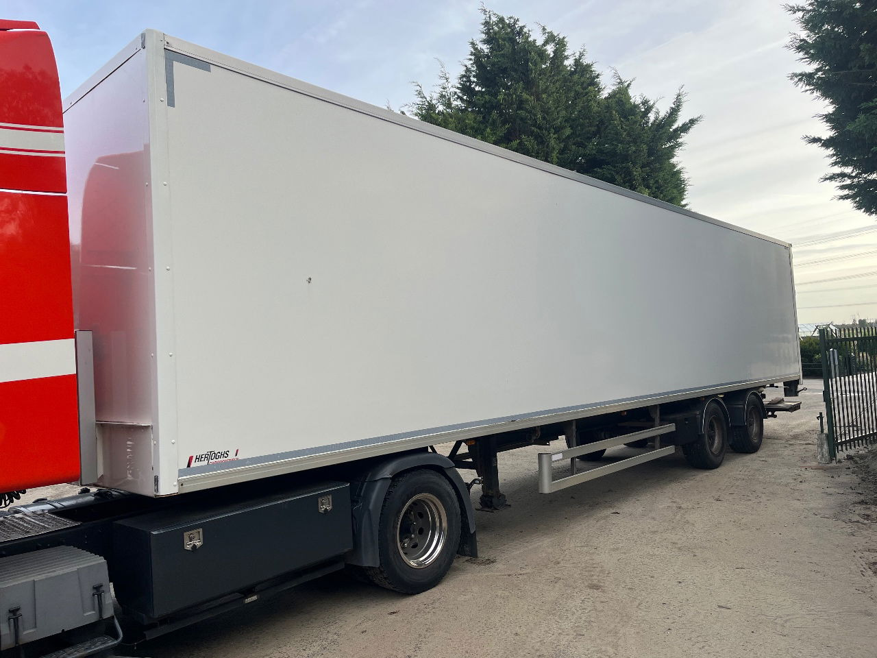 LAG 0-2-33 - 封闭厢式半拖车:图1 LAG 0-2-33 - 封闭厢式半拖车:图1