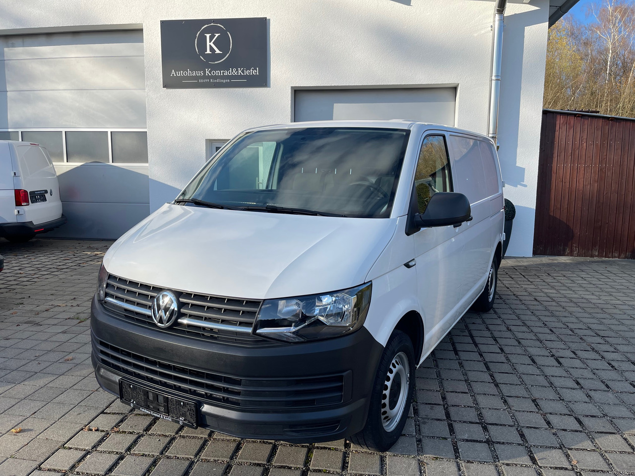 VOLKSWAGEN T6 Transporter Klima/PDC/AHK/Standheizung - 无侧窗厢式货车:图1 VOLKSWAGEN T6 Transporter Klima/PDC/AHK/Standheizung - 无侧窗厢式货车:图1