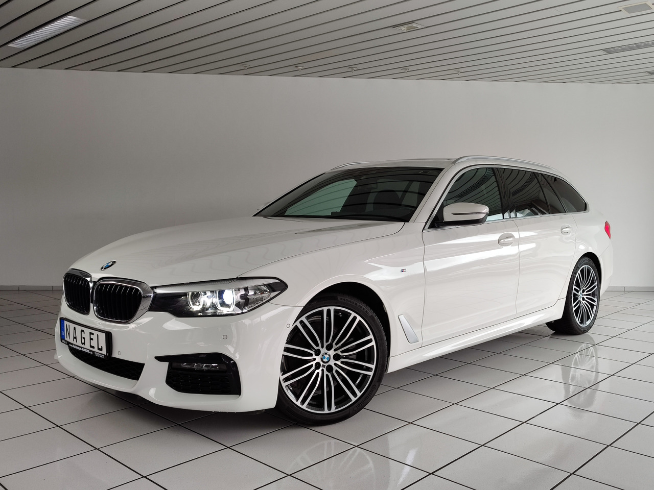 BMW 520 d xDrive Touring M Sport Pano Navi Rükam Apple Android DAB - 旅行车:图1 BMW 520 d xDrive Touring M Sport Pano Navi Rükam Apple Android DAB - 旅行车:图1