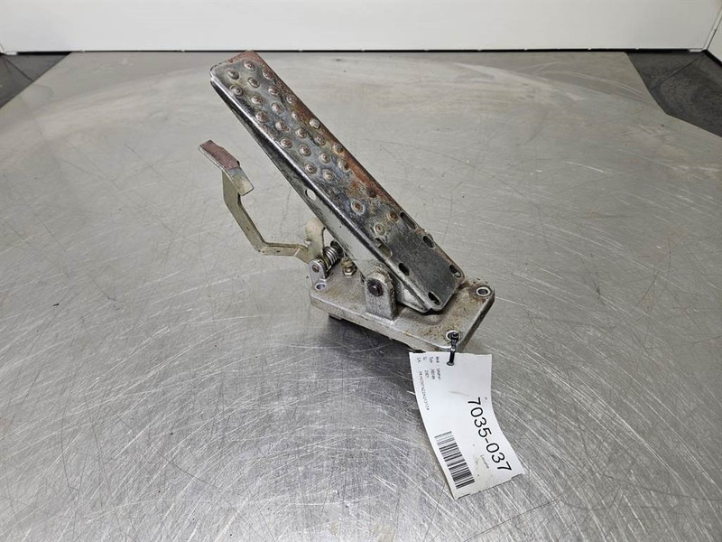 Liebherr A924B-7024466-Brake pedal/Bremspedal/Rempedaal - 驾驶室和内部 适用于 建筑机械:图1 Liebherr A924B-7024466-Brake pedal/Bremspedal/Rempedaal - 驾驶室和内部 适用于 建筑机械:图1