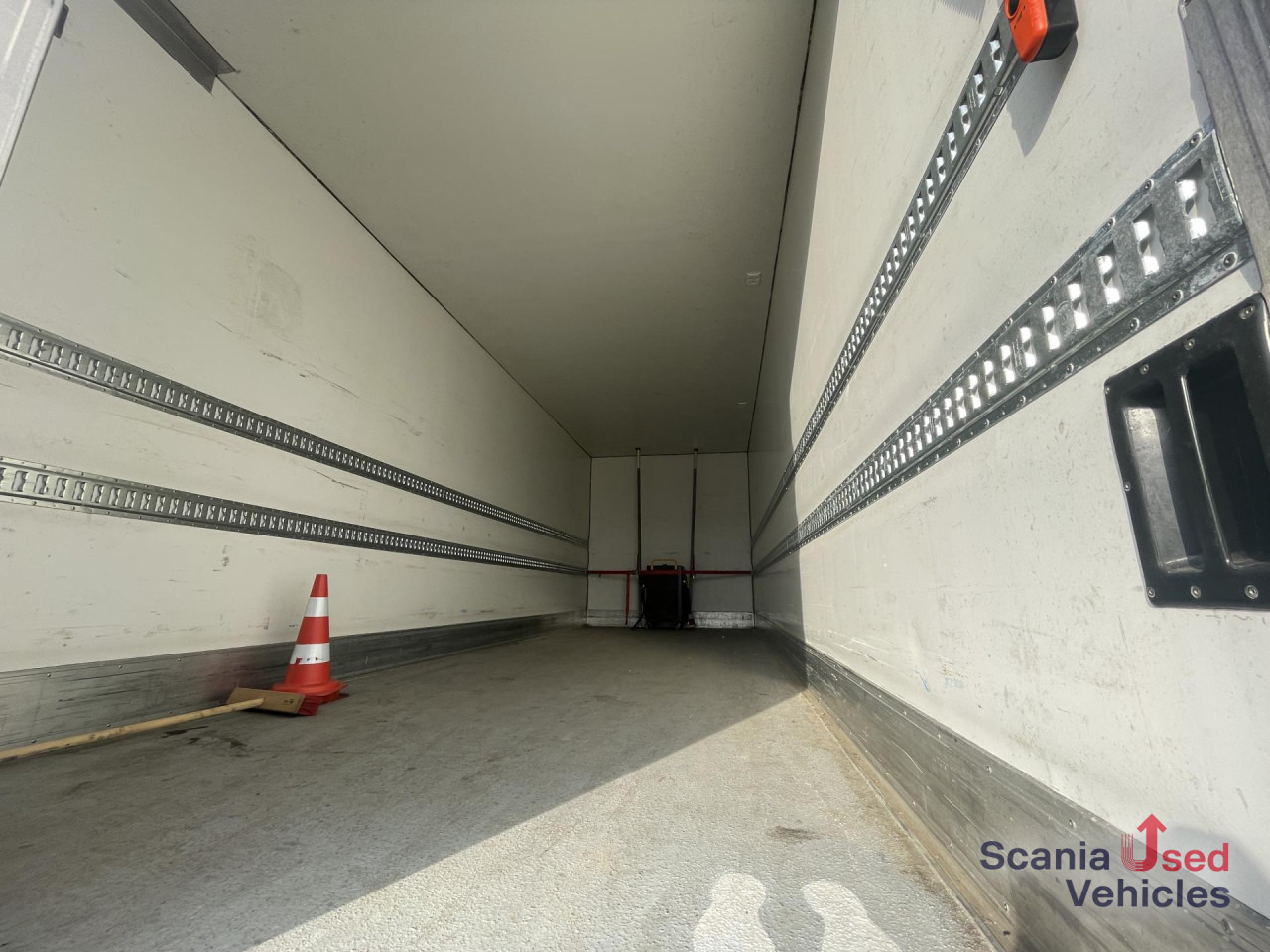 SCANIA 25P BEV B4x2NA ELECTRIC TAIL LIFT 2.5T 760X250X264 - 厢式卡车, 电动卡车:图2 SCANIA 25P BEV B4x2NA ELECTRIC TAIL LIFT 2.5T 760X250X264 - 厢式卡车, 电动卡车:图2