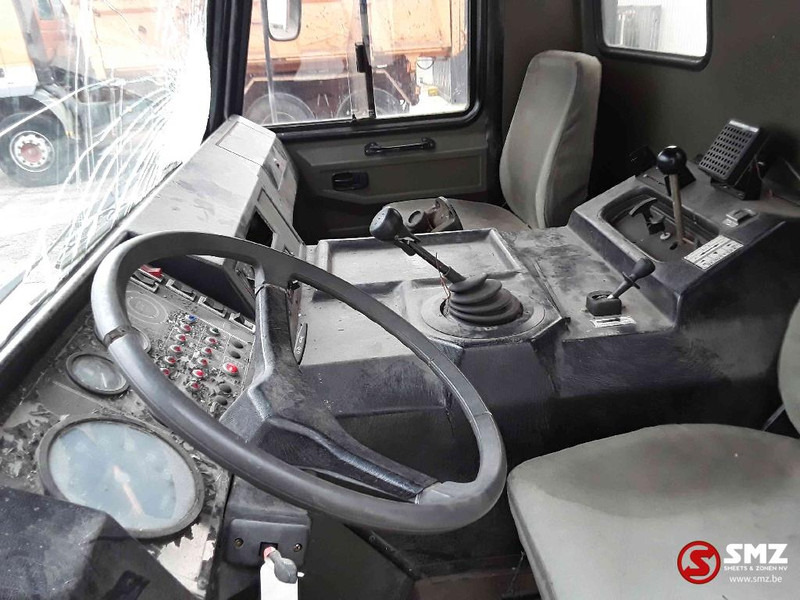 Interior photo 1: 栏板式/ 平板卡车 Urovesa 4x4 Interior photo 1: 栏板式/ 平板卡车 Urovesa 4x4