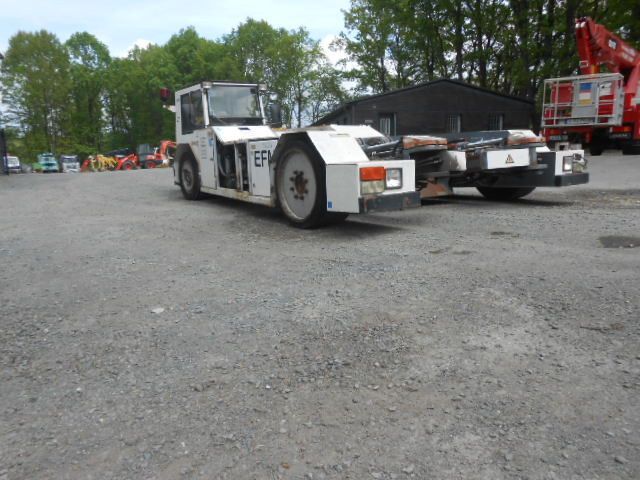 MAN AM110 Flugzeugschlepper MAN AM110 Flugzeugschlepper - 后推牵引车:图4 MAN AM110 Flugzeugschlepper MAN AM110 Flugzeugschlepper - 后推牵引车:图4