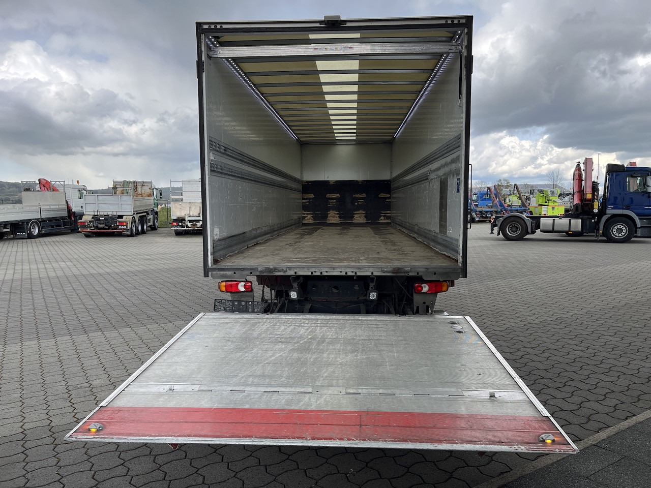 Iveco 120E25 Eurocargo 4x2 Koffer | Ladebordwand - 厢式卡车:图2 Iveco 120E25 Eurocargo 4x2 Koffer | Ladebordwand - 厢式卡车:图2