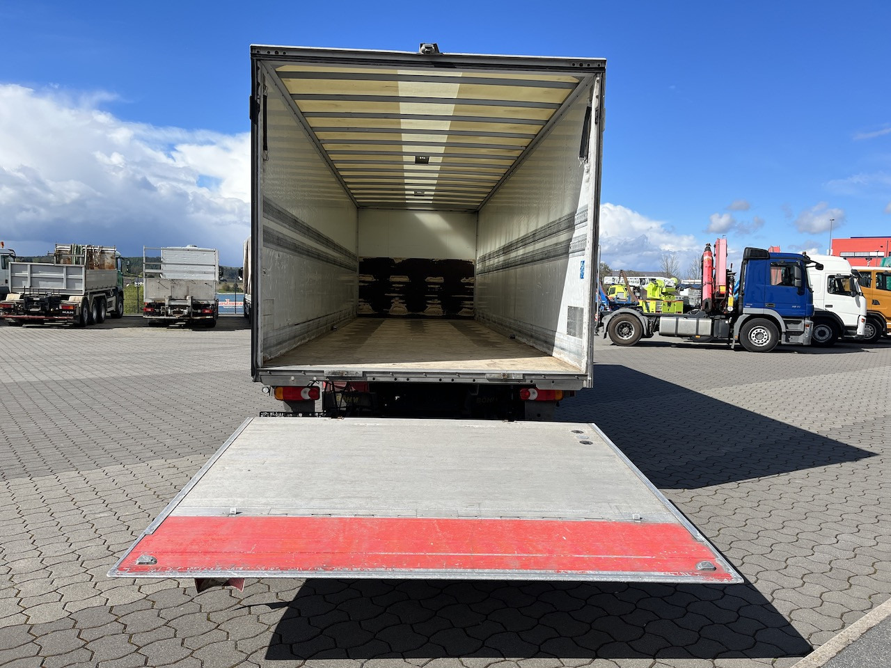 Iveco 120E25 Eurocargo 4x2 Koffer | Ladebordwand - 厢式卡车:图2 Iveco 120E25 Eurocargo 4x2 Koffer | Ladebordwand - 厢式卡车:图2