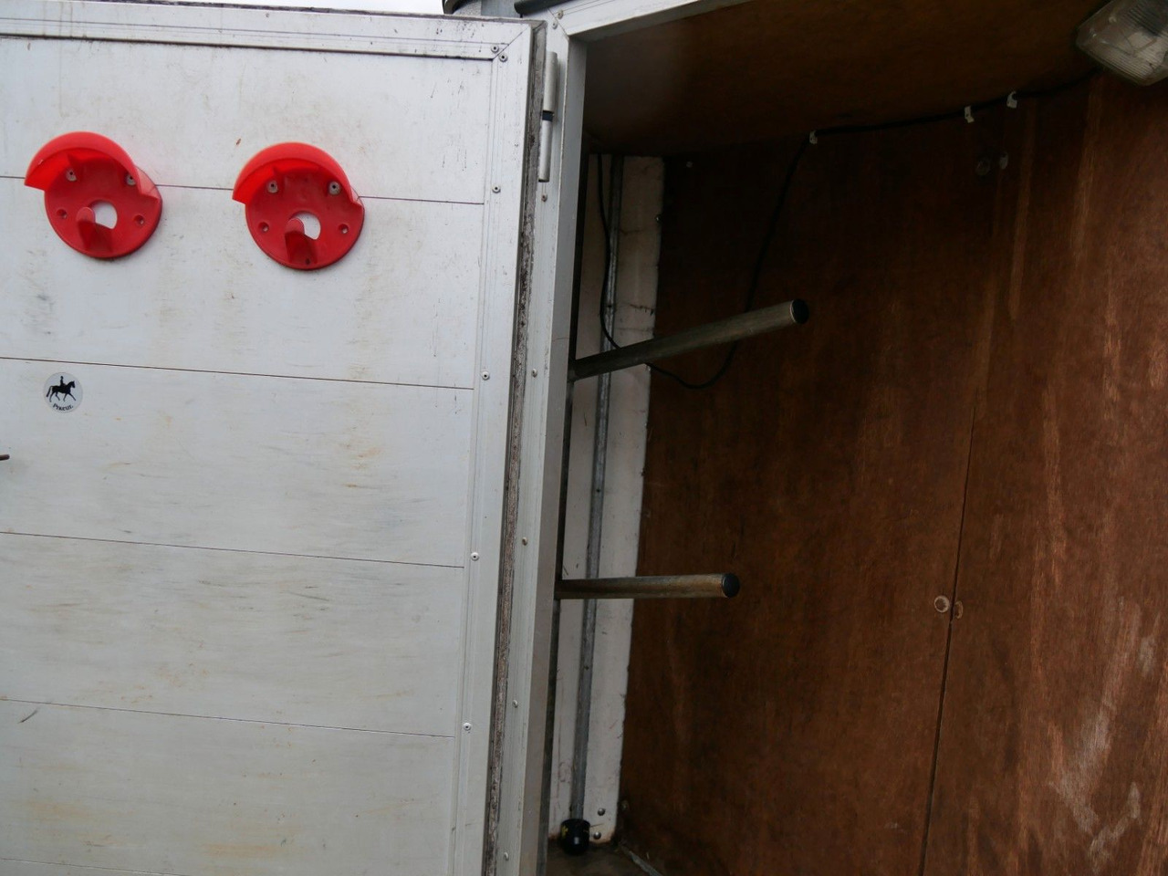 Böckmann Alu 2 Pferde mit Sattelkammer - 牲畜运输拖车:图3 Böckmann Alu 2 Pferde mit Sattelkammer - 牲畜运输拖车:图3