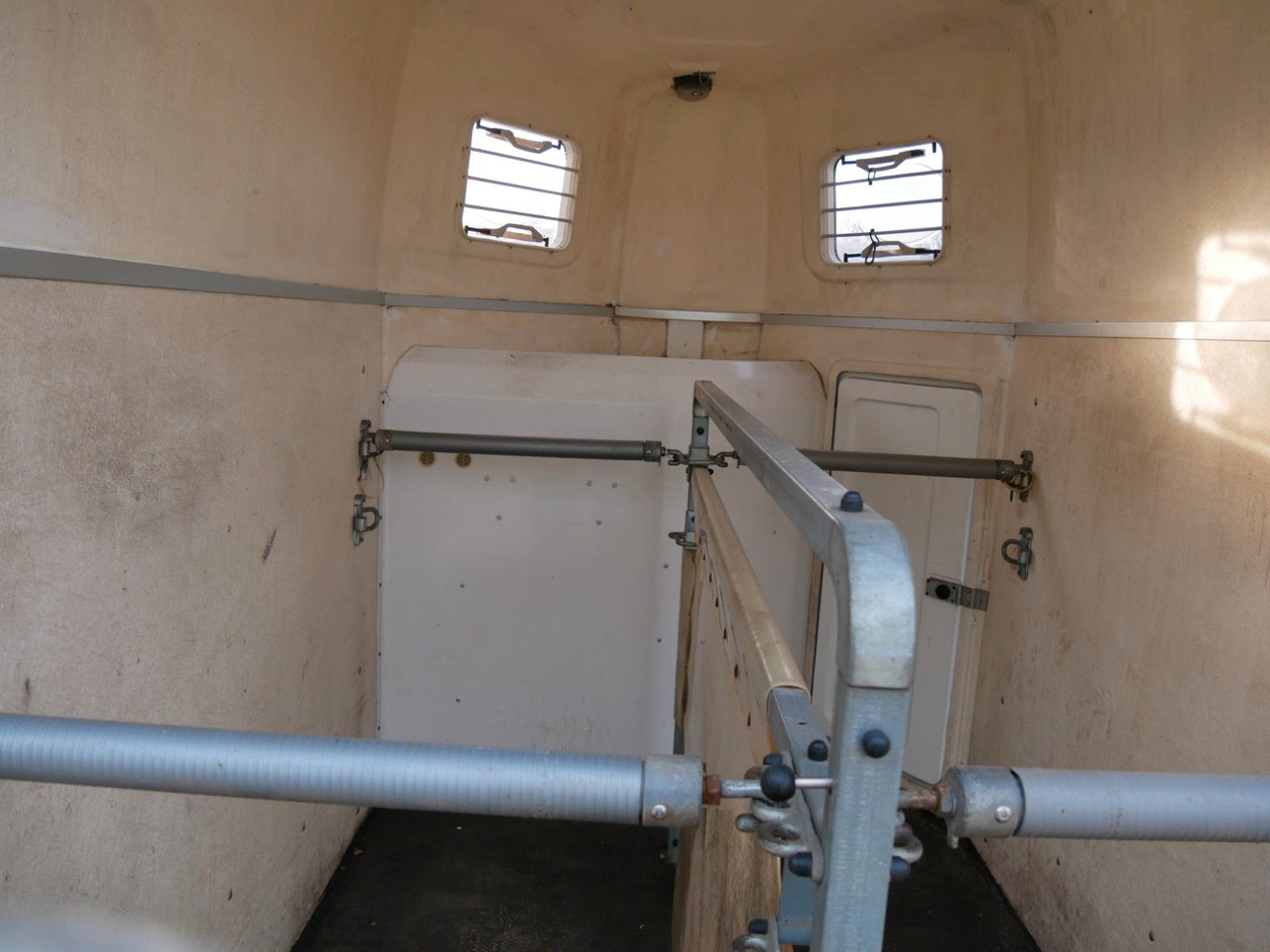 Humbaur Atis 2 Pferde Sattelkammer - 牲畜运输拖车:图5 Humbaur Atis 2 Pferde Sattelkammer - 牲畜运输拖车:图5