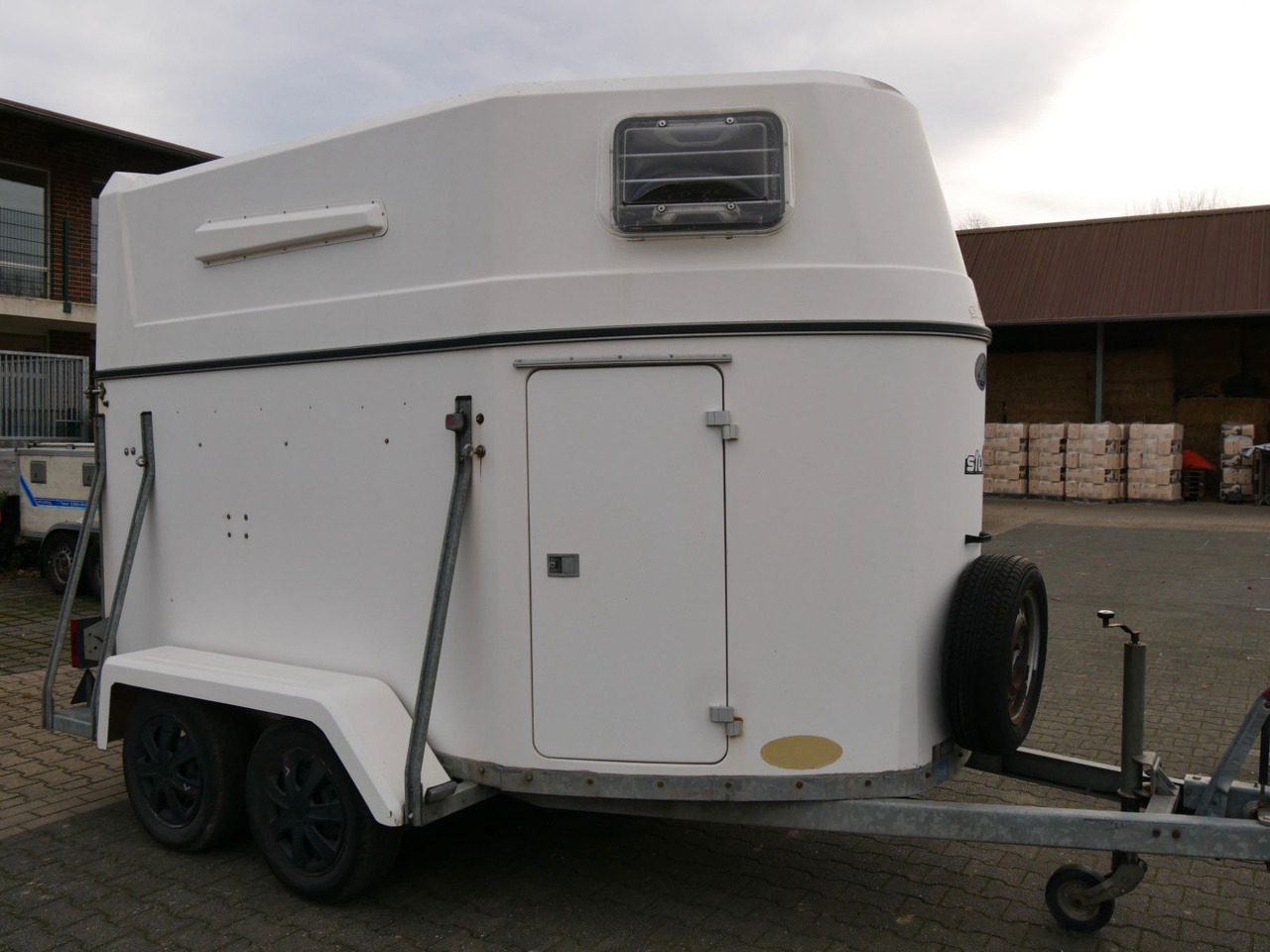 Sluis Vollpoly 2 Pferde mit Sattelkammer - 牲畜运输拖车:图1 Sluis Vollpoly 2 Pferde mit Sattelkammer - 牲畜运输拖车:图1