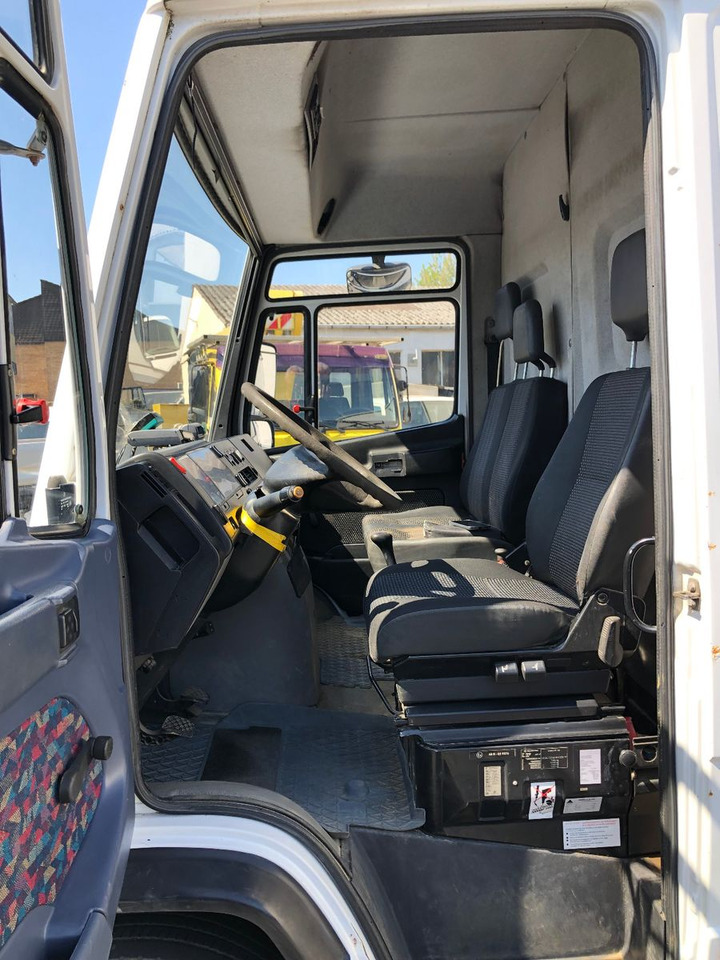 无侧窗厢式货车 Mercedes-Benz Vario 816：图11