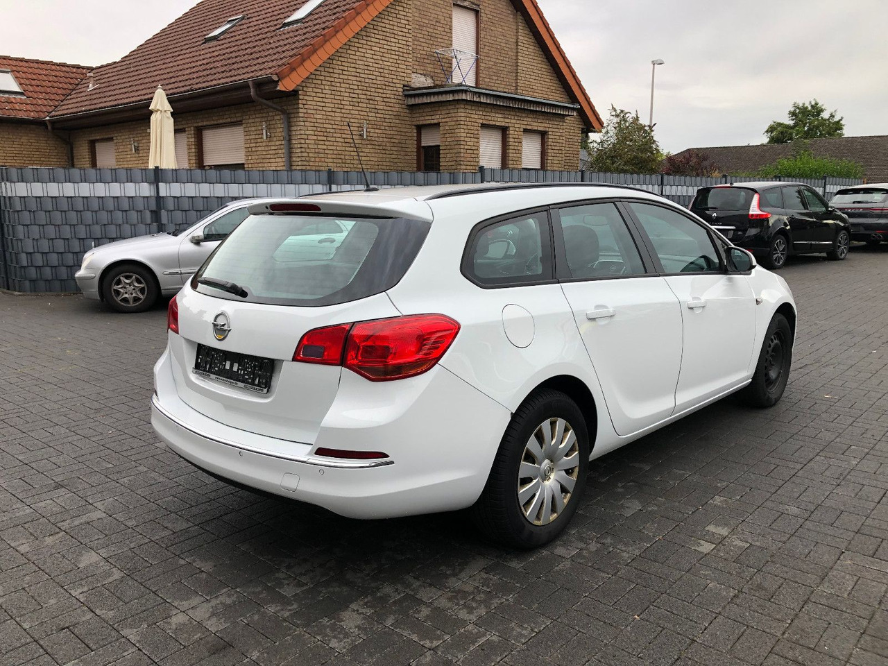 Opel Astra J 1.6 CDTi Sports Tourer Edition - 旅行车:图2 Opel Astra J 1.6 CDTi Sports Tourer Edition - 旅行车:图2