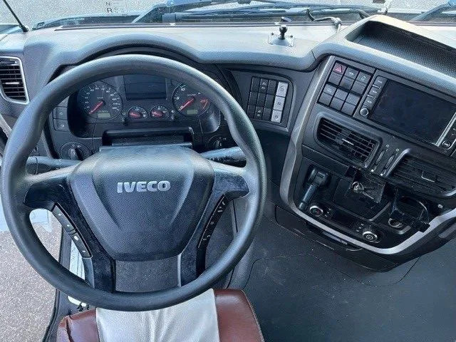 牵引车 Iveco Stralis AS440S42T/P HI-WAY DUTCH TRUCK (APK/TUV -> 02-2024 / EURO 6 / AS-TRONIC / 2 TANKS / LEATHER SEATS / FRIDGE)：图6