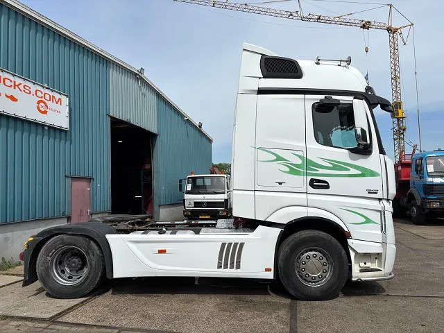 Mercedes-Benz Actros 1845 LS BIGSPACE (RETARDER / EURO 5 / TELLIGENT GEARBOX / FULL SPOILERSET / 2x DIESELTANK / AIRCONDITIONING) - 牵引车:图4 Mercedes-Benz Actros 1845 LS BIGSPACE (RETARDER / EURO 5 / TELLIGENT GEARBOX / FULL SPOILERSET / 2x DIESELTANK / AIRCONDITIONING) - 牵引车:图4