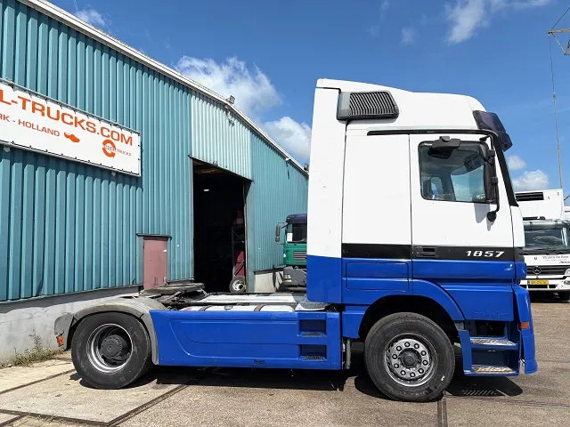 Mercedes-Benz Actros 1857 LS (MP1) MEGASPACE (EPS WITH CLUTCH (3-PEDALS) / RETARDER / REDUCTION AXLE / AIRCONDITIONING) - 牵引车:图4 Mercedes-Benz Actros 1857 LS (MP1) MEGASPACE (EPS WITH CLUTCH (3-PEDALS) / RETARDER / REDUCTION AXLE / AIRCONDITIONING) - 牵引车:图4