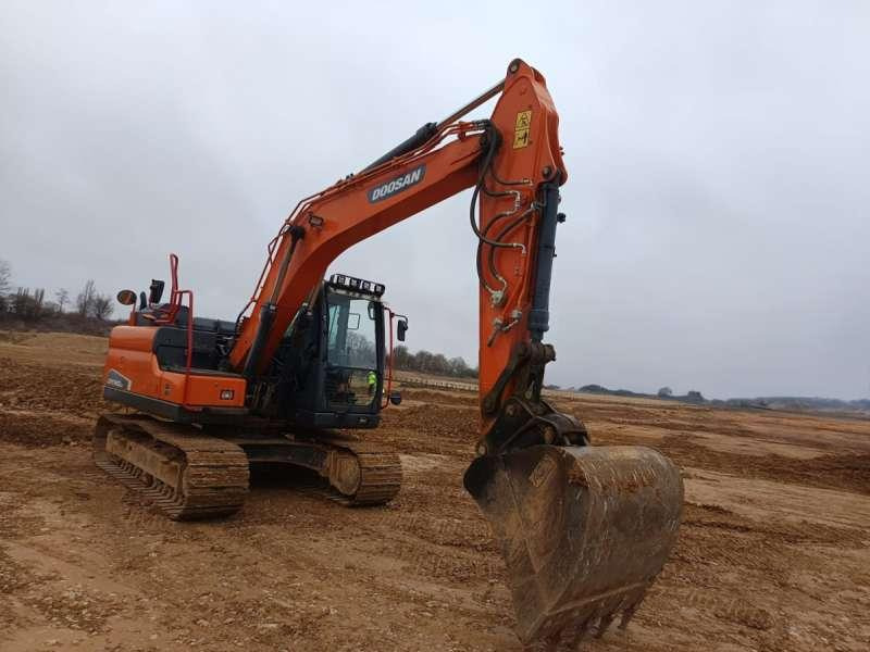 Doosan DX140LC-5 - 履带式挖掘机:图1 Doosan DX140LC-5 - 履带式挖掘机:图1
