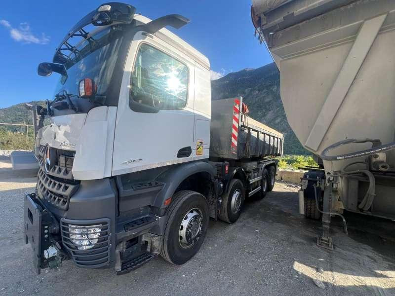 Mercedes AROCS 3253 8X4 - 翻斗车:图2 Mercedes AROCS 3253 8X4 - 翻斗车:图2