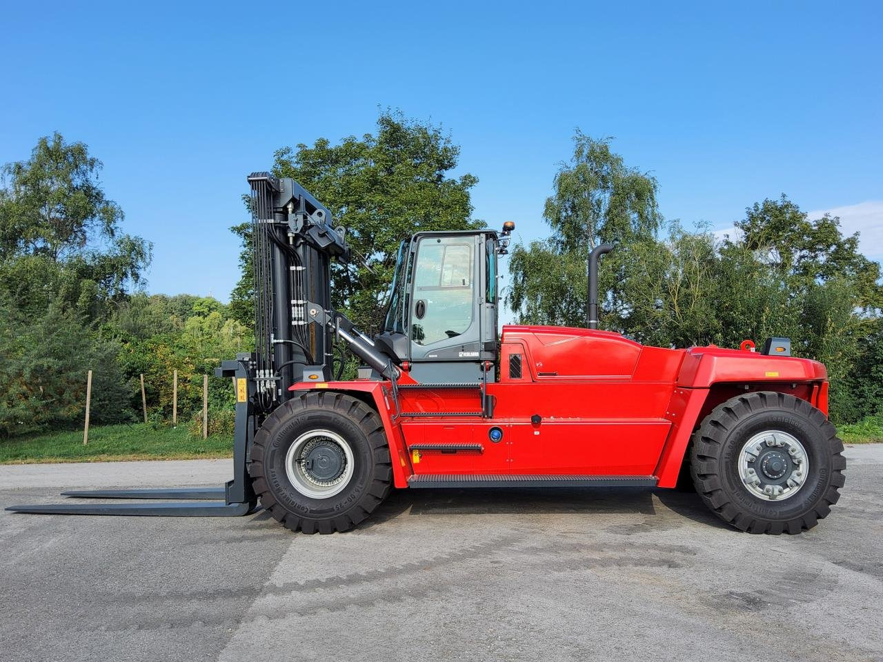 Kalmar DCG330-12 - 柴油叉车:图1 Kalmar DCG330-12 - 柴油叉车:图1