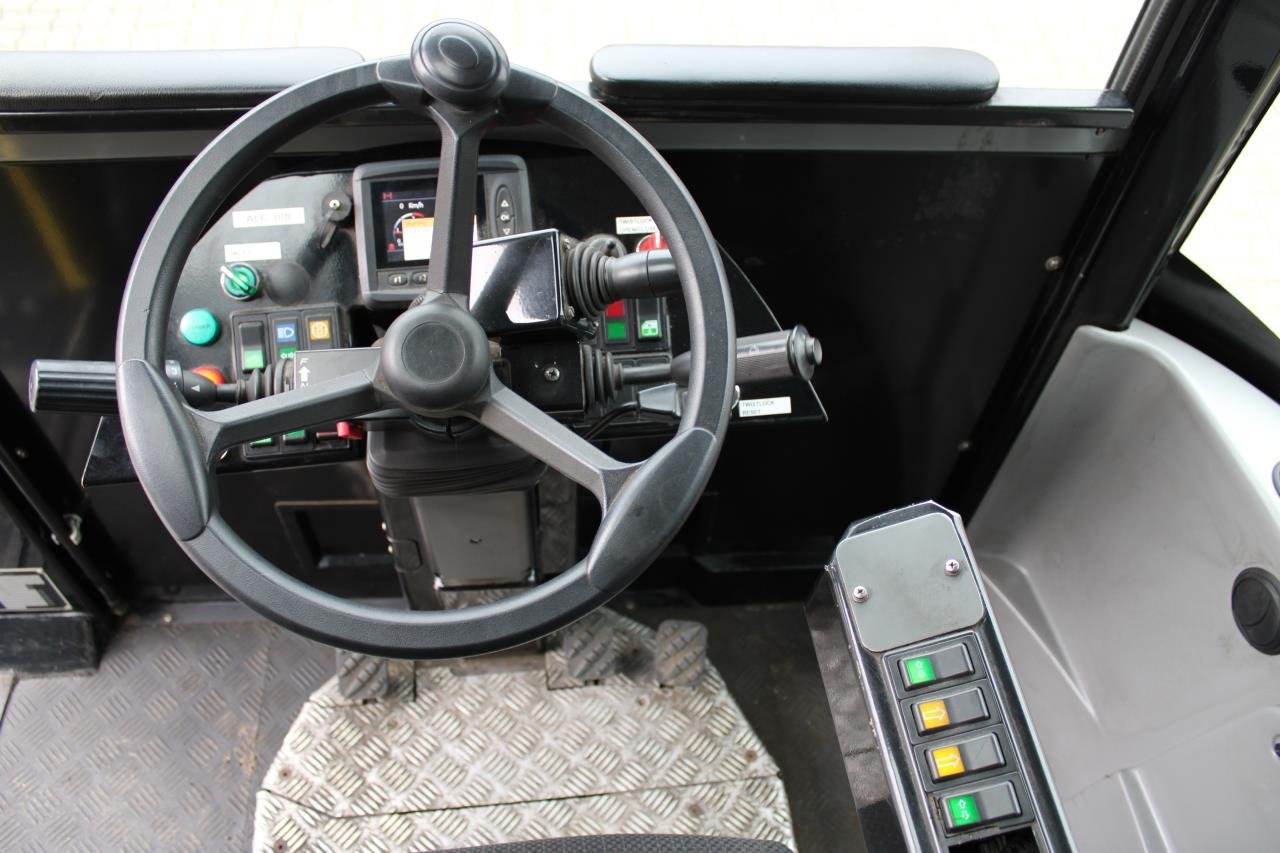 MOL RM255 4X4 - 码头牵引车:图4 MOL RM255 4X4 - 码头牵引车:图4