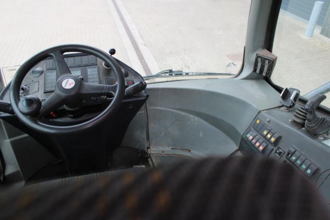 Terberg RT222 - 码头牵引车:图4 Terberg RT222 - 码头牵引车:图4