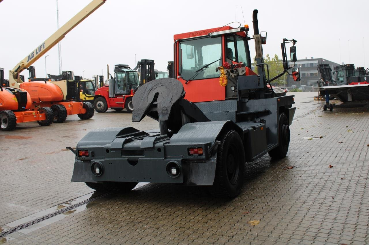 Terberg RT222 - 码头牵引车:图3 Terberg RT222 - 码头牵引车:图3