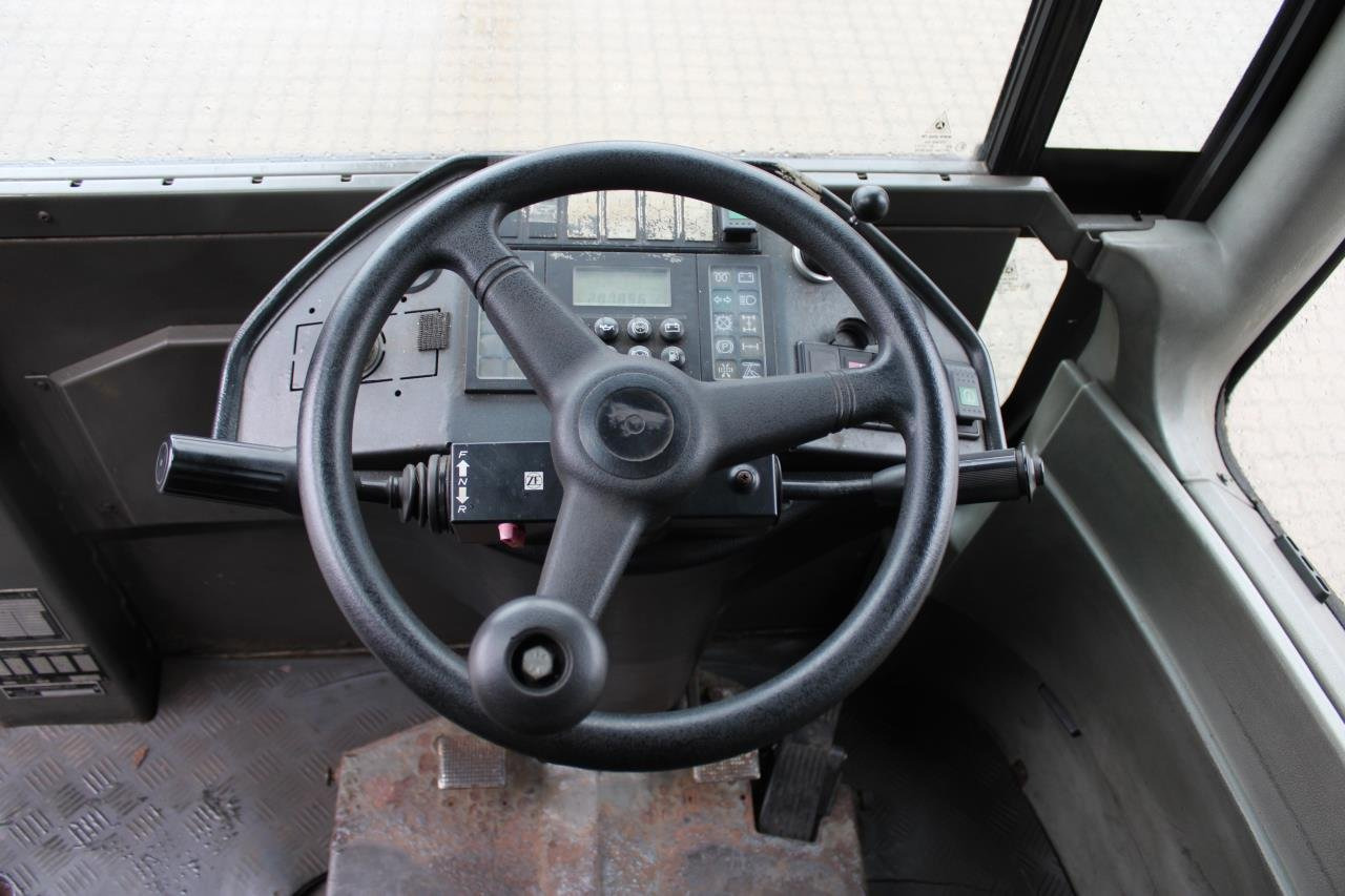 Terberg RT222 - 码头牵引车:图4 Terberg RT222 - 码头牵引车:图4