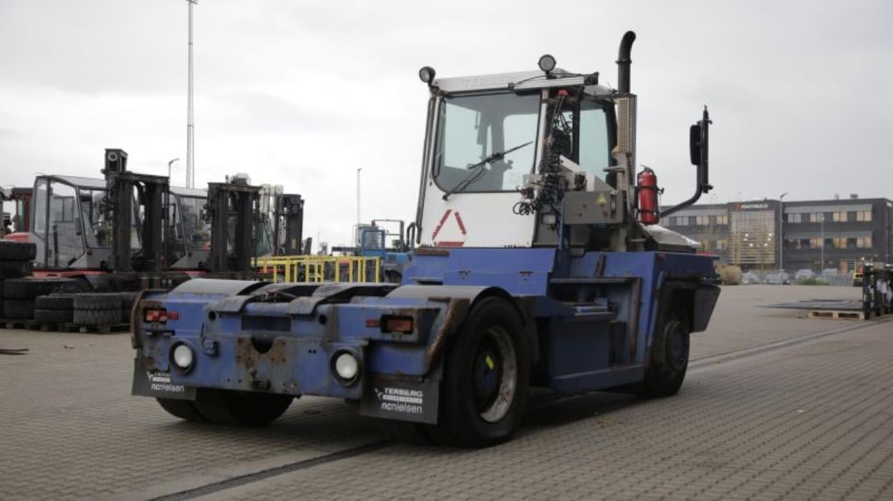 Terberg RT222 - 码头牵引车:图3 Terberg RT222 - 码头牵引车:图3