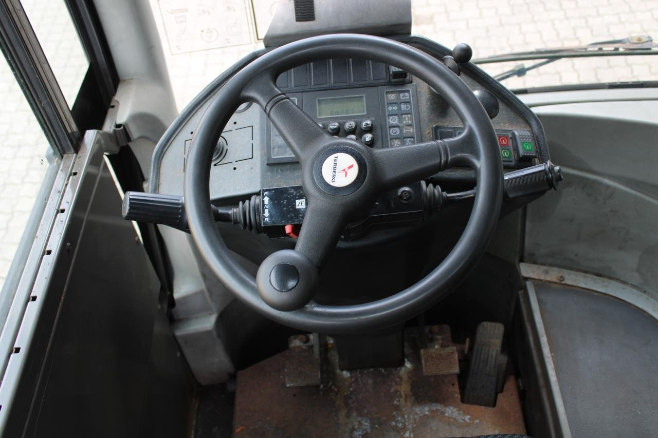 Terberg RT222 - 码头牵引车:图4 Terberg RT222 - 码头牵引车:图4