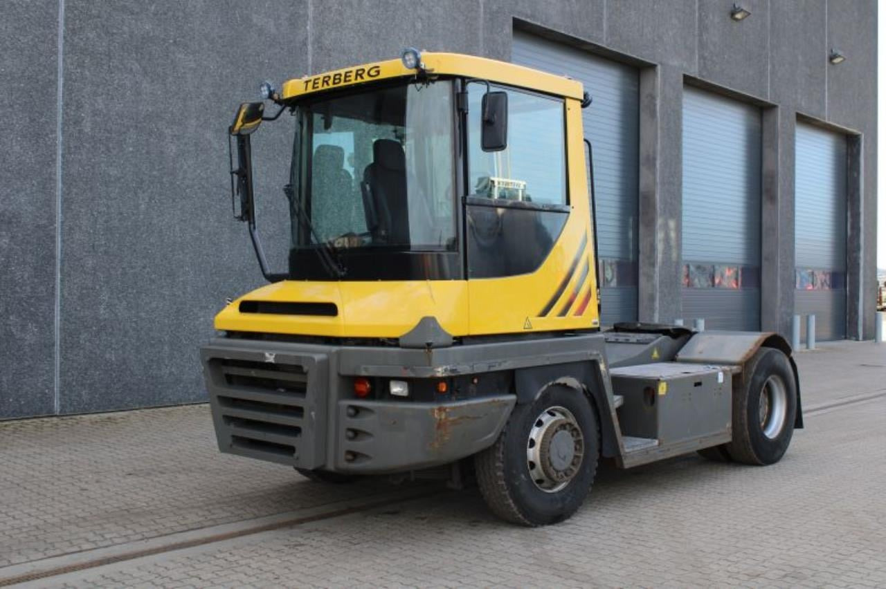 Terberg RT283 - 码头牵引车:图2 Terberg RT283 - 码头牵引车:图2