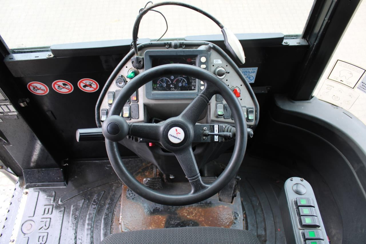 Terberg TT223 - 码头牵引车:图4 Terberg TT223 - 码头牵引车:图4