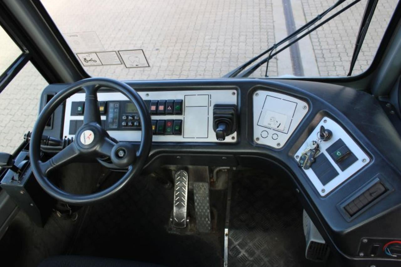 Terberg YT182 - 码头牵引车:图4 Terberg YT182 - 码头牵引车:图4