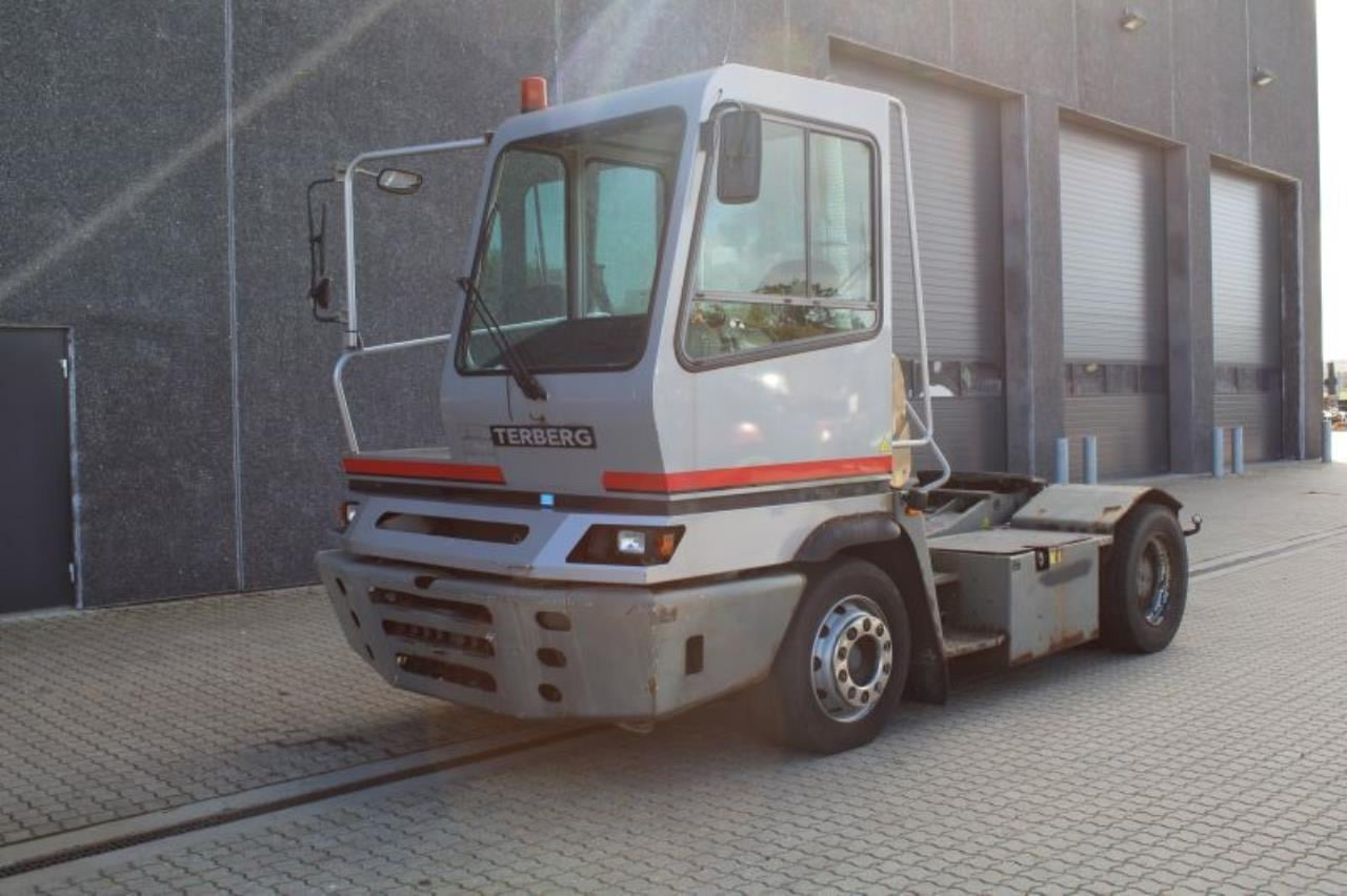 Terberg YT182 - 码头牵引车:图2 Terberg YT182 - 码头牵引车:图2
