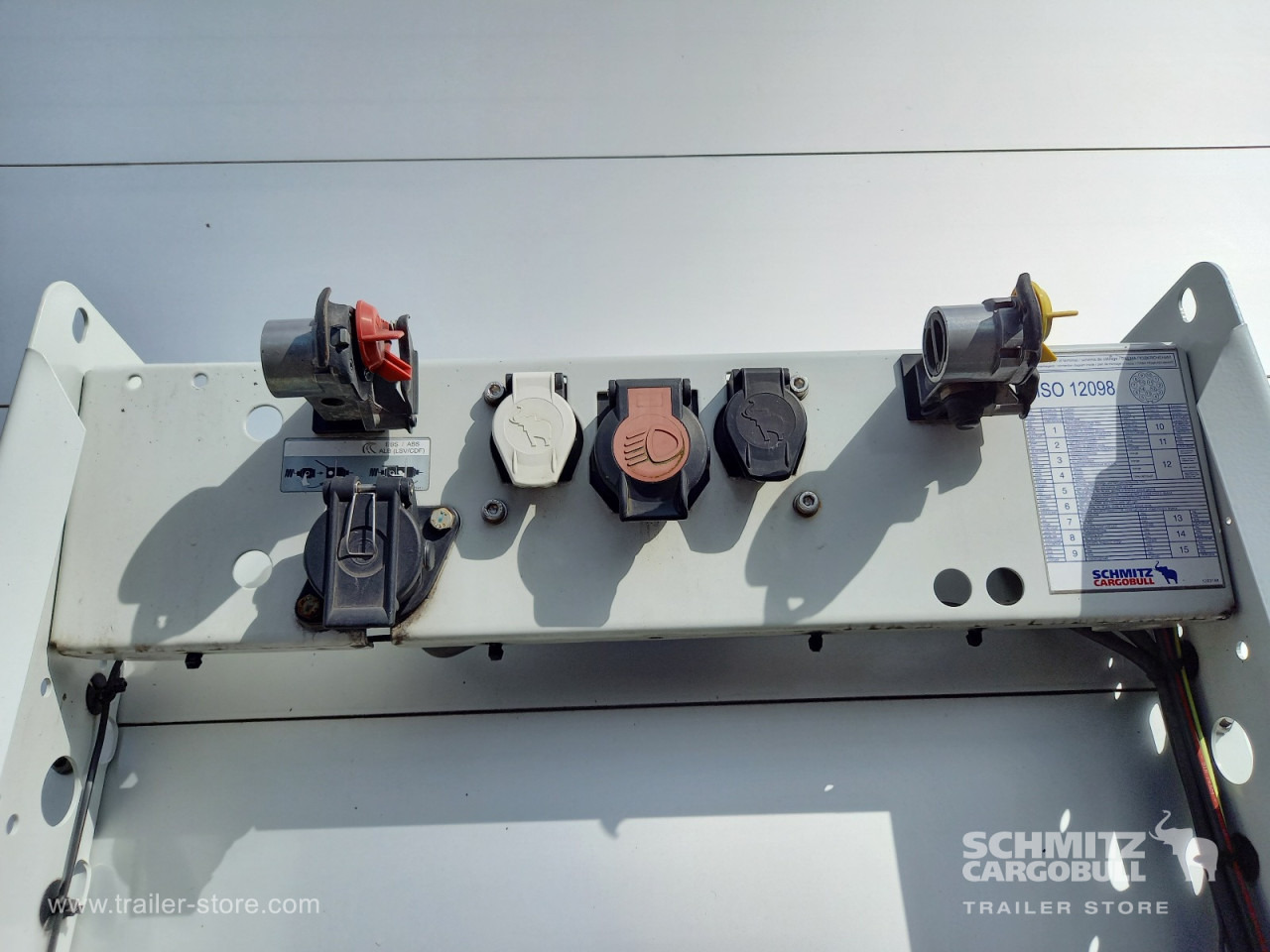 SCHMITZ Auflieger Curtainsider Standard - 侧帘半拖车:图4 SCHMITZ Auflieger Curtainsider Standard - 侧帘半拖车:图4