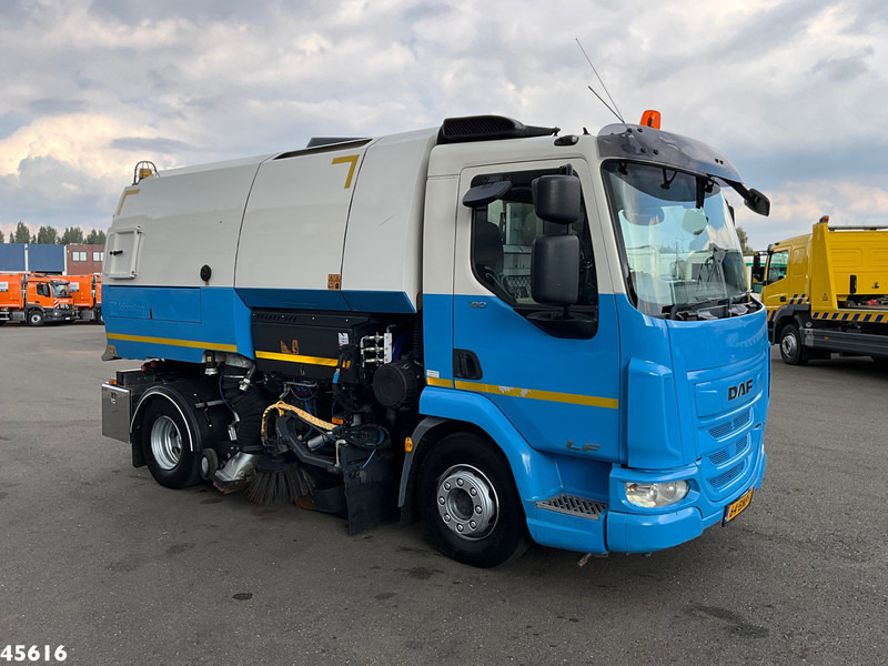 DAF FA LF 180 Euro 6 Johnston VS502 Just 138.807 km! - 道路清扫机:图4 DAF FA LF 180 Euro 6 Johnston VS502 Just 138.807 km! - 道路清扫机:图4
