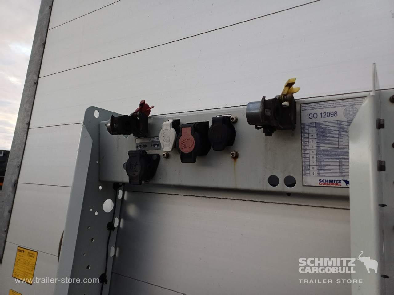 SCHMITZ Auflieger Curtainsider Mega - 侧帘半拖车:图2 SCHMITZ Auflieger Curtainsider Mega - 侧帘半拖车:图2